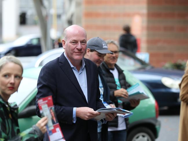 Trent Zimmerman joining a line of early voters at Crows Nest in 2022 which stretched around the block. Picture: David Swift.