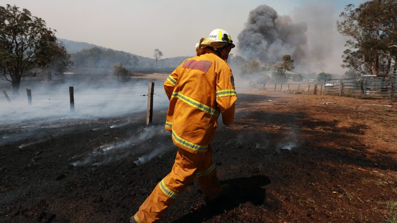 Extreme heatwave in South Australia prompts fire warnings with firefighters on standby