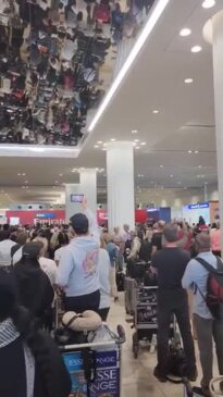 Zagubieni pasażerowie tłoczą się na lotnisku w Dubaju po rekordowym deszczu