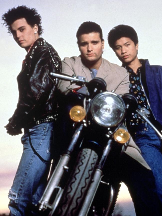 Johnny Depp (l to r), Peter Deluise and Dustin Nguyen in 21 Jump St.