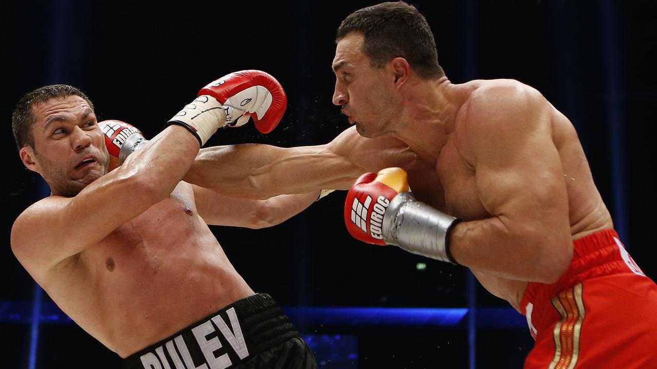 Rejse hul Grøn Wladimir Klitschko knocks out Kubrat Pulev in fifth round to retain  heavyweight titles