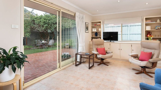 The home is close to Forest Hill Chase, Forest Hill Reserve, Blackburn Lake Sanctuary, Blackburn Lake Primary School, Forest Hill College, Nunawading Christian College and the Eastern Freeway.