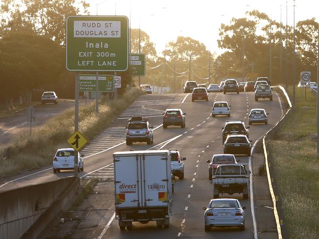 Traffic Go Slows - Ipswich Hwy Oxley Rd overpass looking West, on Tuesday January 30, 2018. AAp Image/Steve Pohlner