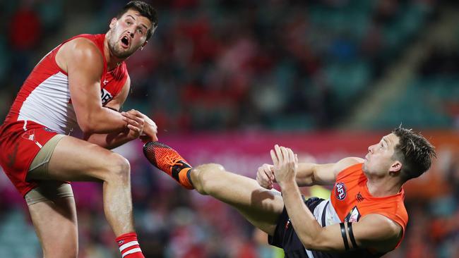 Giants Toby Greene kicks Sydney's Nic Newman to mark a ball during AFL Elimination Final between the Sydney Swans and GWS Giants at the SCG. Picture. Phil Hillyard