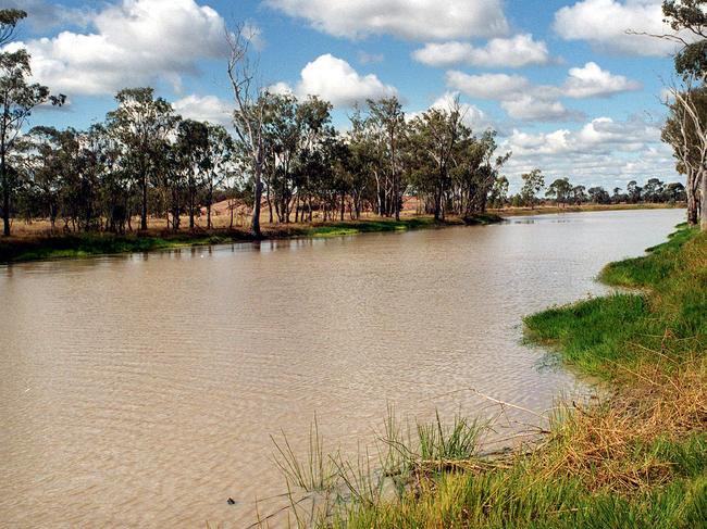 24 May 2000 Lagoon at the township of Tara      picGiulio/Saggin - scenic travel qld  lake Darling Downs 35/N/49961/965