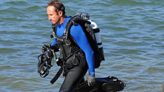 Police divers looking for evidence at Jack Evans boat harbour in Tweed. (AAP image, John Gass)