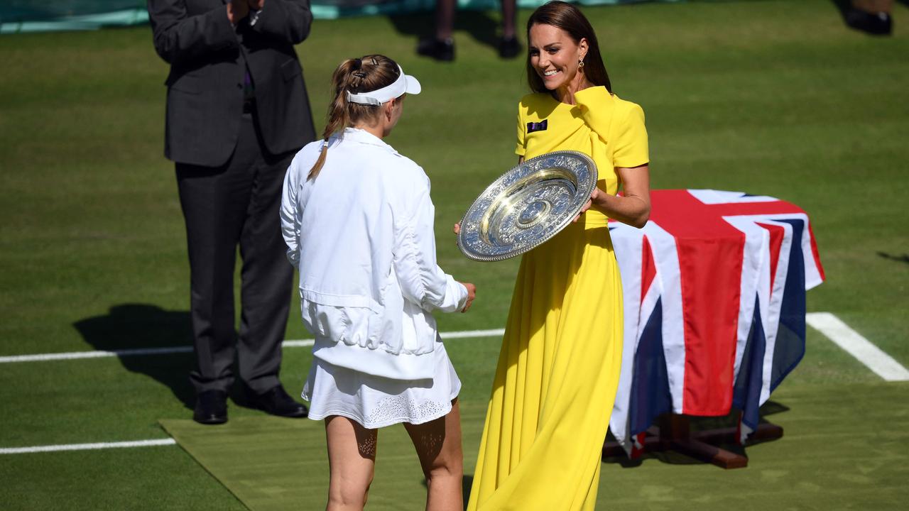 Britain's Catherine, Duchess of Cambridge gives the Venus Rosewater Dish trophy to Elena Rybakina . (Photo by Daniel LEAL / AFP)