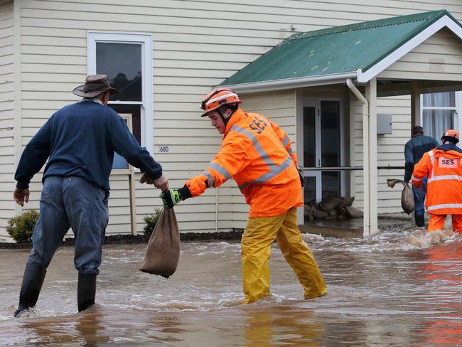 SES officers and residents sandbag the Forth Hall. Picture: CHRIS KIDD