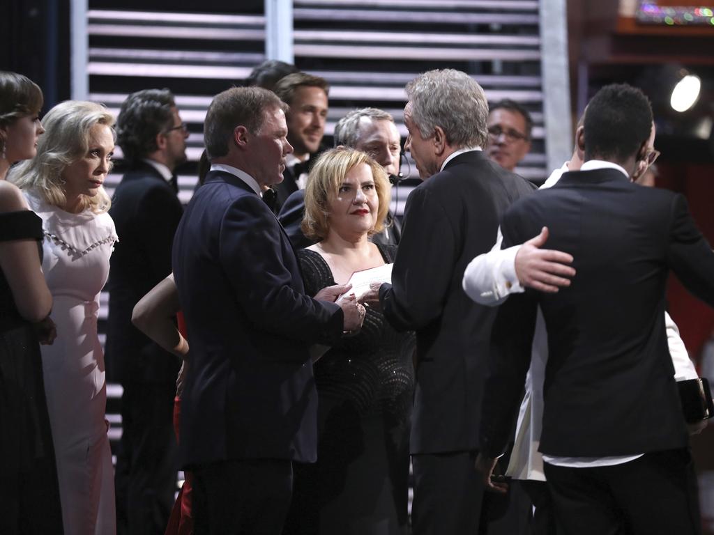 Faye Dunaway, accountant Brian Cullinan, AMPAS staffer, and Warren Beatty discuss the result of ‘Best Picture” during the 89th Annual Academy Awards. Picture: AP