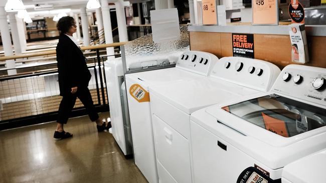 Washing machines and dryers in a New York appliance store. They are overwhelmingly produced in China. Pioc: AFP