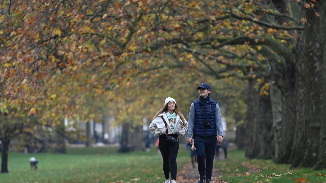 People walk in Green Park in central London during a second lockdown. Picture: DANIEL LEAL-OLIVAS / AFP.