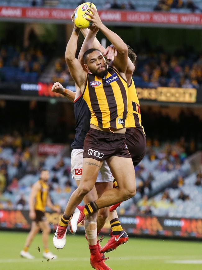 Jarman Impey takes a strong contested mark. Picture: Michael Klein