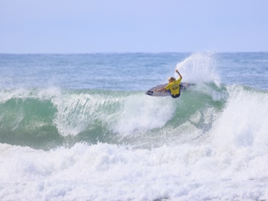 Luca Martin surfing