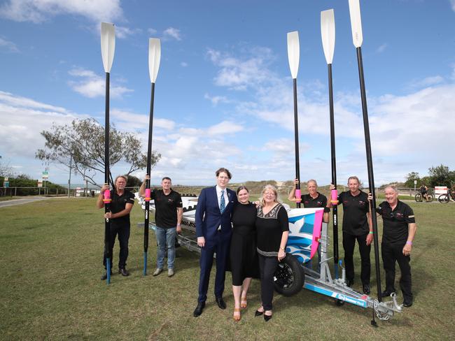 Family members of the late Peter Devenport: Callum Devenport, Lindy Pickford and Zoe Devenport, surrounded by members of the club’s Masters boat crew at the memorial. Picture: Glenn Hampson