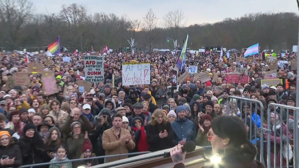 At least 160,000 rally in Berlin against far right