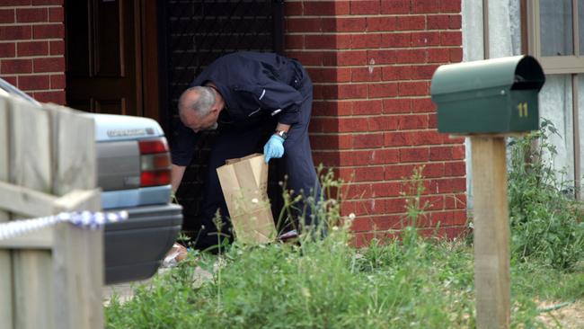 Un médecin légiste recueille des preuves après qu'une femme a été tuée à Hallam à Melbourne le mois dernier. Son partenaire a été accusé de meurtre.