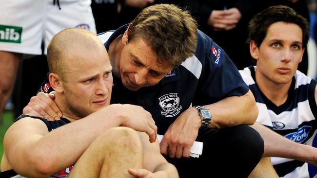 Mark Thompson consoles Gary Ablett after Geelong’s 2008 Grand Final defeat.