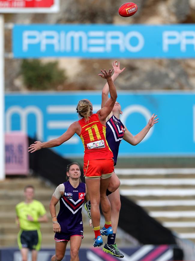 Mim Strom of the Dockers and Leah Kaslar of the Suns contest the ball during the AFLW semi final 4 match between the Fremantle Dockers and Gold Coast Suns at Fremantle Oval in Perth, Saturday, March 21, 2020. (AAP Image/Richard Wainwright)