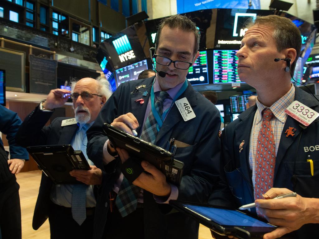 Traders work on the floor at the closing bell of the Dow Industrial Average at the New York Stock Exchange on January 10, 2019 in New York. - Wall Street stocks rose for a fifth straight session on Thursday, overcoming disappointing holiday sales from Macy's and other retailers following a day of choppy trade.The Dow Jones Industrial Average finished up 0.5 percent at 24,000.76.The broad-based S&P 500 also gained 0.5 percent to 2,596.59, while the tech-rich Nasdaq Composite Index advanced 0.4 percent to 6,986.07. (Photo by Bryan R. Smith / AFP)