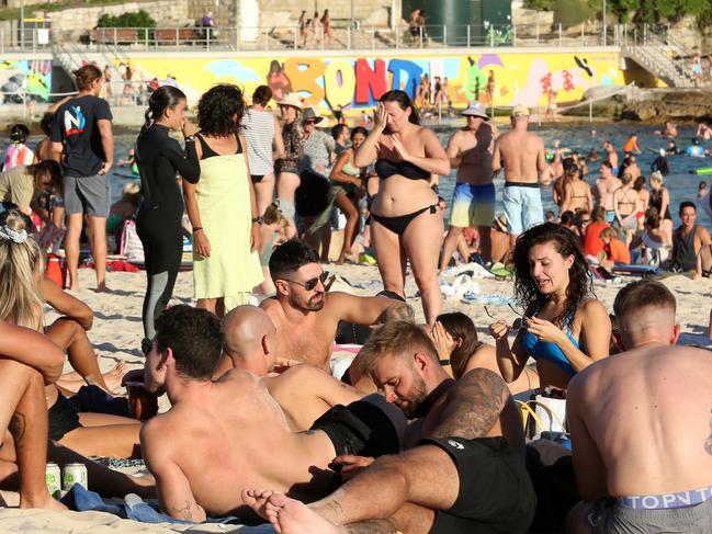 Beachgoers are seen at Bondi Beach despite the threat of Coronavirus (COVID-19) in Sydney, Friday, March 20, 2020. (AAP Image/John Fotiadis) NO ARCHIVING