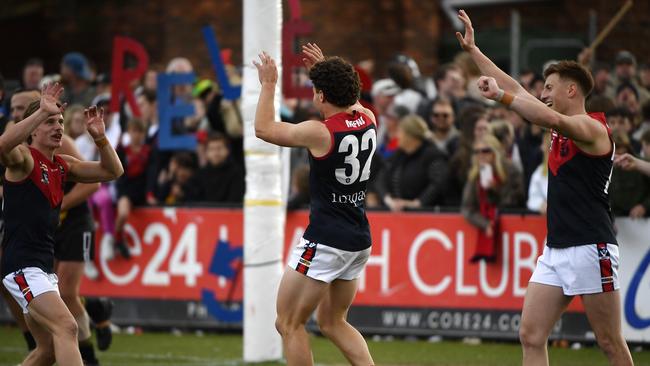 Lachlan Williams kicks a goal. Picture: Andrew Batsch