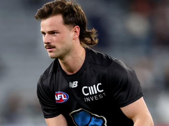 MELBOURNE, AUSTRALIA - MAY 09: Jack Sinclair of the Saints warms up ahead of the round nine AFL match between St Kilda Saints and Carlton Blues at Melbourne Cricket Ground, on May 09, 2025, in Melbourne, Australia. (Photo by Josh Chadwick/AFL Photos/Getty Images)