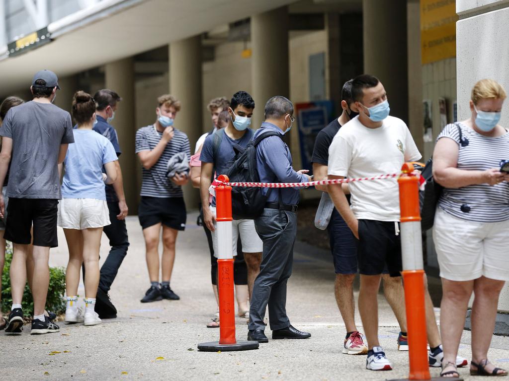 Mieszkańcy Brisbane ustawiają się w kolejce do szczepienia podczas Omicron. Zdjęcie: Josh Woning/NCA NewsWire