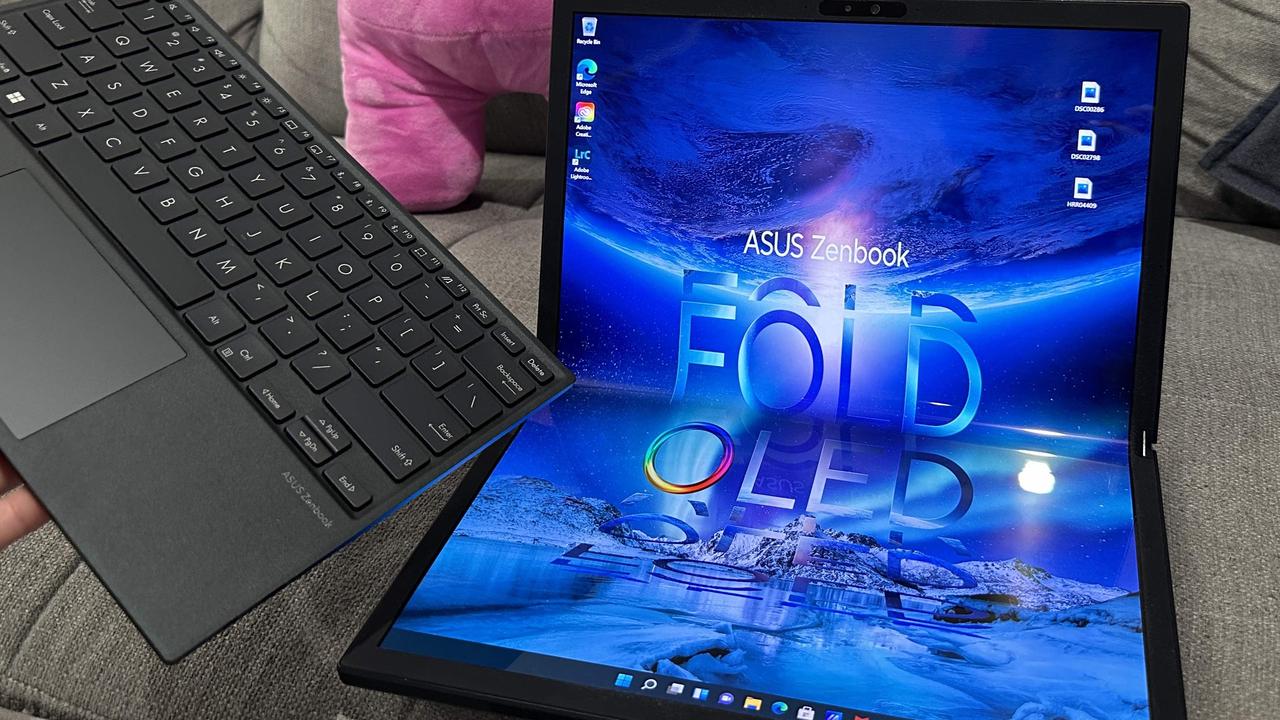 Anda dapat memasang keyboard secara magnetis ke bagian bawah laptop.  Gambar: Elly Awesome