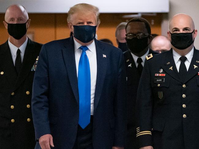 US President Donald Trump wears a mask as he visits Walter Reed National Military Medical Center in Bethesda, Maryland' on July 11, 2020. (Photo by ALEX EDELMAN / AFP)