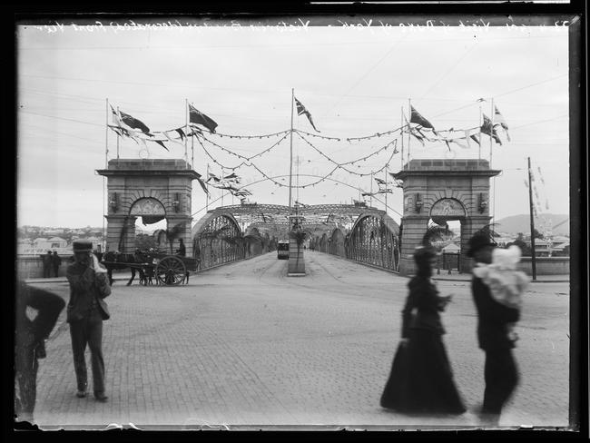 Victoria Bridge, decorated for the Duke of York, 1901New Light, Museum of Brisbane until May 16