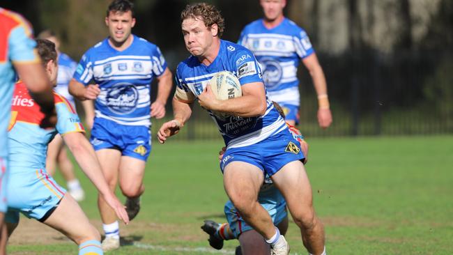 Ammon Cairney runs at the line for Thirroul. Picture: Steve Montgomery | OurFootyTeam