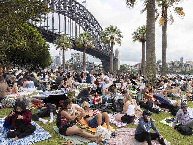 SYDNEY, AUSTRALIA - NewsWirePhotos - Tuesday, 31 2024:Earlybird fireworks devotees grabbing the best spots in Sydney.Picture: NewsWire/ Monique Harmer