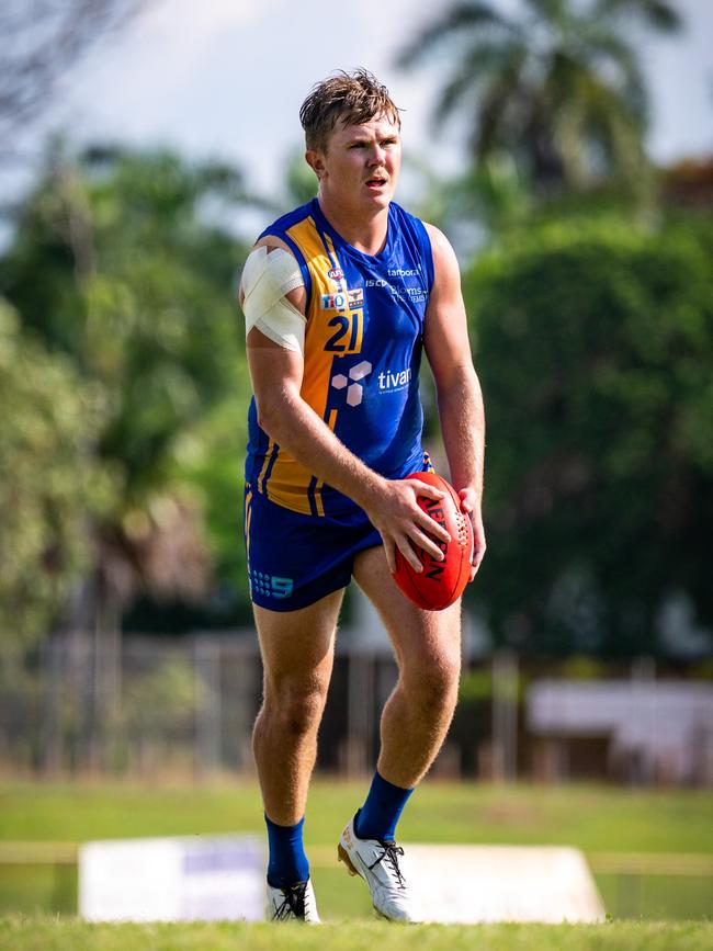 Jeremy Piercy playing for Wanderers in the 2024-25 NTFL season. Picture: Patch Clapp / AFLNT Media