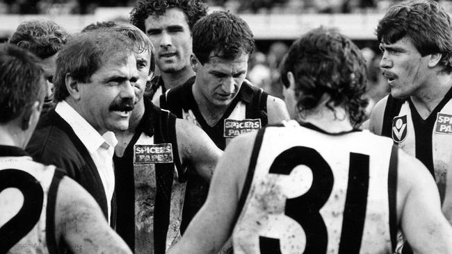 Leigh Matthews talks to his Collingwood players in 1989.