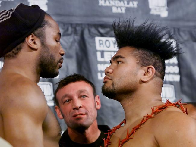Kevin Barry stands in-between Lennox Lewis, left, and NZ cult figure David Tua.