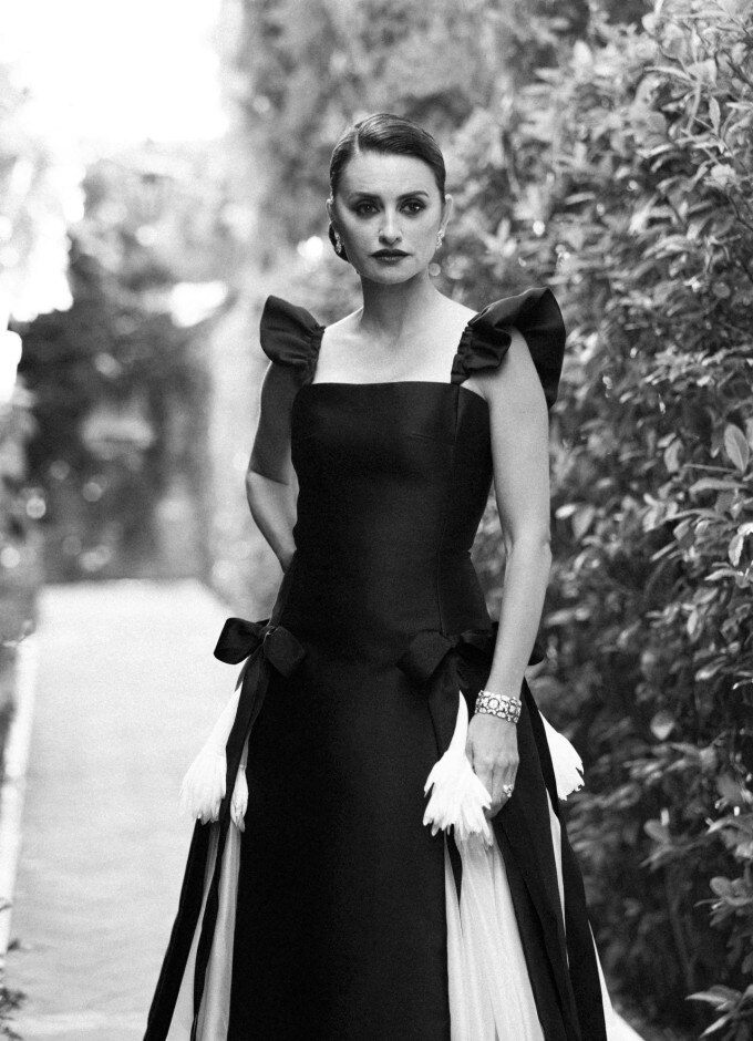It took 300 hours to make Penélope Cruz's Chanel gown for Venice - Vogue  Australia