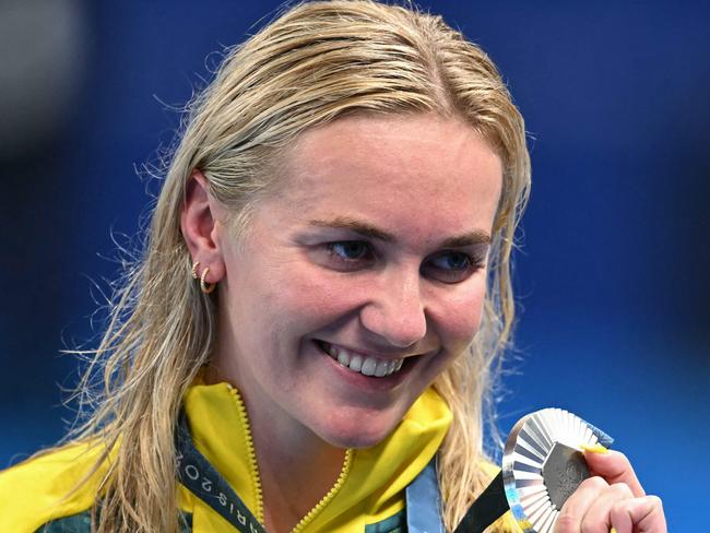 Silver medallist Australia's Ariarne Titmus poses with her medal on  the podium of the women's 200m freestyle swimming event during the Paris 2024 Olympic Games at the Paris La Defense Arena in Nanterre, west of Paris, on July 29, 2024. (Photo by Jonathan NACKSTRAND / AFP)