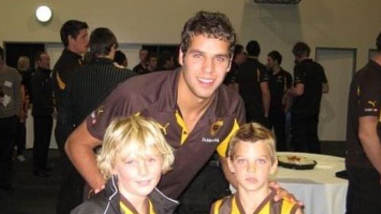 Bailey Smith (front right), now at the Western Bulldogs, pictured as a child, approximately aged 8, with Hawthorn's Lance 