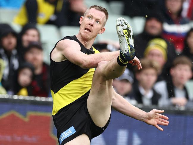 MELBOURNE. 07/05/2022..  AFL.  Richmond vs Collingwood at the MCG.  Richmonds Jack Riewoldt  snaps at goal   . Photo by Michael Klein