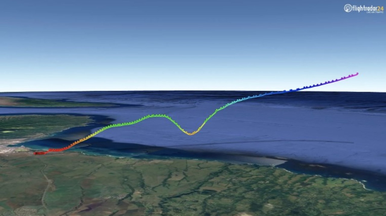 A United Airlines flight plunged toward the ocean just after takeoff from Maui. Picture: Flightradar24.com