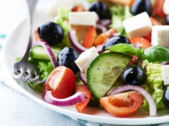 Uma salada de estilo mediterrâneo com queijo feta e azeitonas é uma ótima opção com pouco carboidrato.  Imagem: iStock