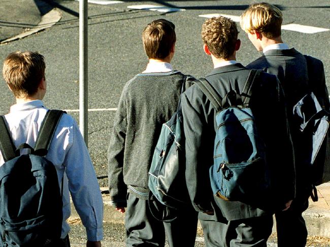 30 May 2000 Unidentified Students leaving Brisbane Grammar School picbarry/pascoe education private secondary boys bags uniforms 35/M/19052 generic backpacks