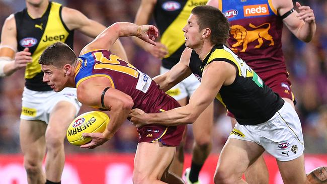 BRISBANE, AUSTRALIA - SEPTEMBER 07: Dayne Zorko of the Lions (center)  in action during the AFL 2nd Qualifying Final match between the Brisbane Lions and the Richmond Tigers at The Gabba on September 07, 2019 in Brisbane, Australia. (Photo by Jono Searle/AFL Photos/via Getty Images)