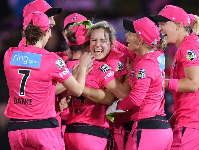 *This picture has been selected as one of the Best of the Year Sports images for 2019*  Ellyse Perry of the Sixers (centre) celebrates with teammates after taking the wicket of Rachel Priest of the Thunder during the Women's Big Bash League (WBBL) match between the Sydney Sixers and the Sydney Thunder at North Sydney Oval, Sydney, Friday, October 18, 2019. (AAP Image/Dan Himbrechts) NO ARCHIVING