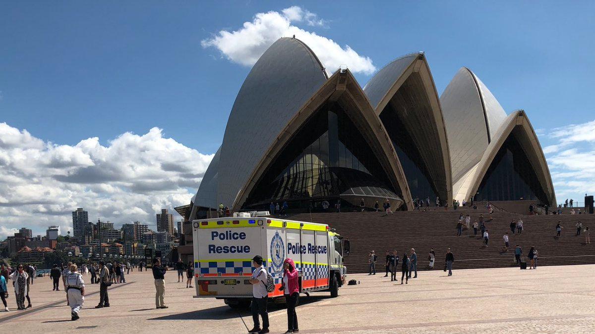 Sydney Opera House: Manus protesters climb iconic building