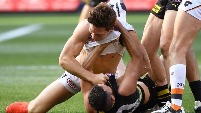 Toby Greene of the Giants and Shane Edwards of the Tigers wrestle.