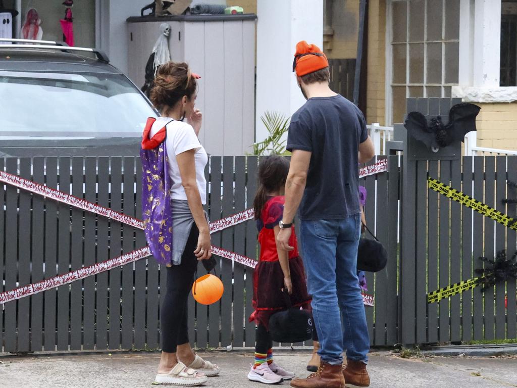 Ryan gosling, eva mendes trick or treat on halloween in bondi | photos |  the chronicle