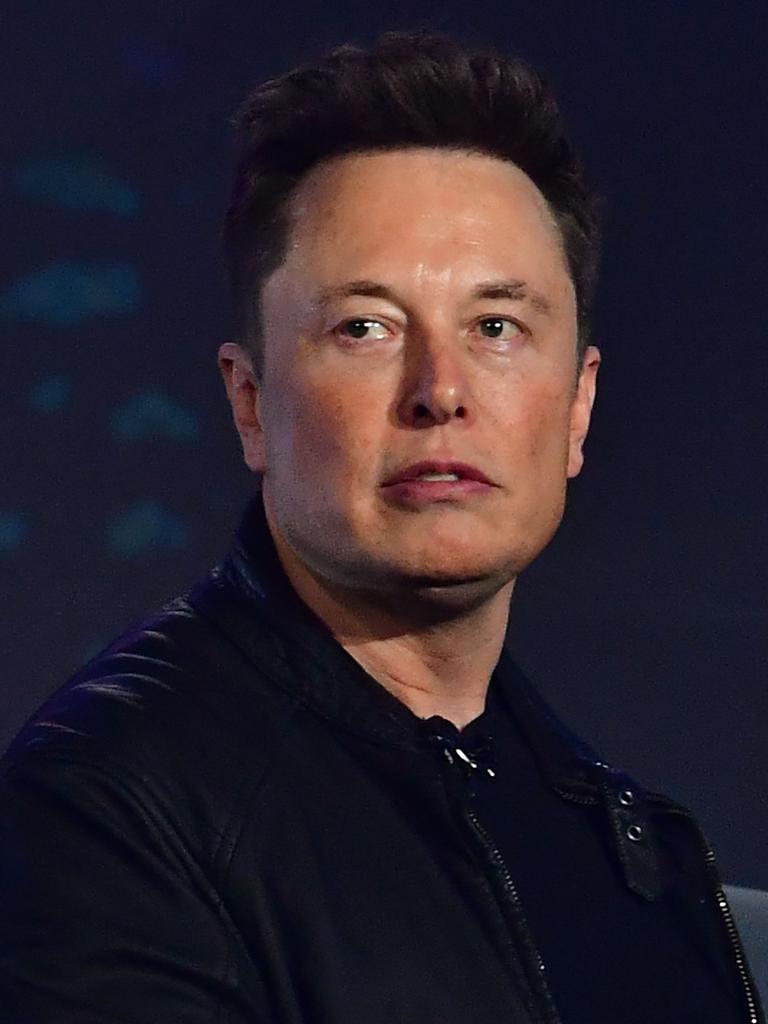 Elon Musk relentlessly booed after surprise Dave Chappelle appearance ...