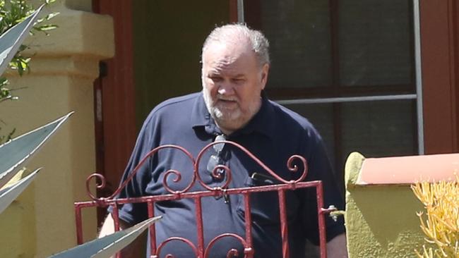 Thomas Markle drops off flowers at Meghan's mother Doria Ragland’s home days before the wedding. Photo credit: Rachpoot/MEGA