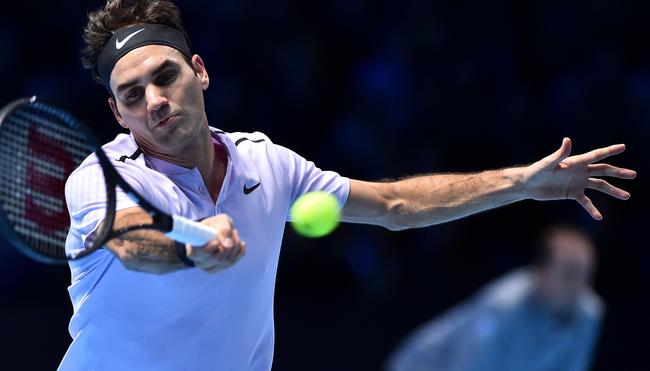 Switzerland's Roger Federer returns against Belgium's David Goffin during their men's singles semi-final match on day seven of the ATP World Tour Finals tennis tournament at the O2 Arena in London on November 18, 2017. / AFP PHOTO / Glyn KIRK